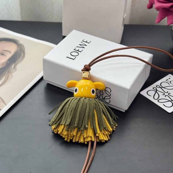 위핑,로에베 LOEWE 모던한 디자인과 스타일링 참 키홀더