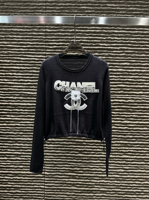 위핑,샤넬 CHANEL 진주 레터링 3D 클래식 로고 긴팔 숏 톱