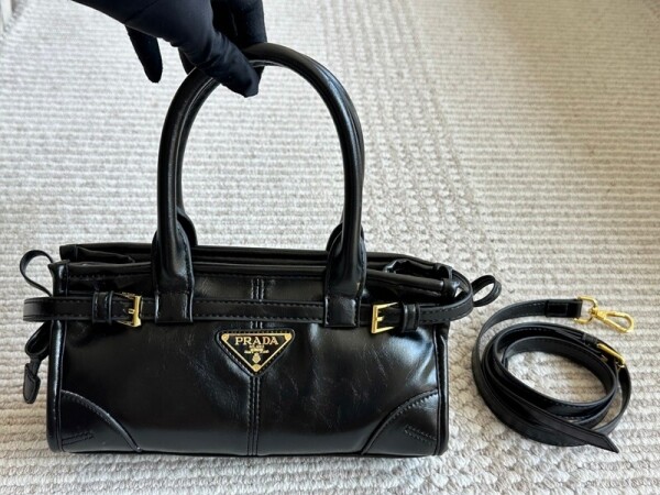 위핑,프라다 PRADA SoftLux 클래식 삼각 로고 겨드랑이 가방