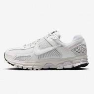 [정품] 나이키 줌 보메로 5 코블스톤 앤 플랫 퓨터 (W) FQ7079-100