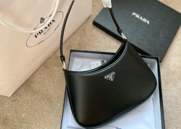 위핑,프라다 클레오 브러시드 숄더백