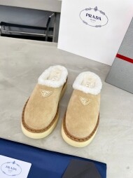 프라다 PRADA 클래식 삼각 로고 빈티지 캐주얼 털 슬리퍼