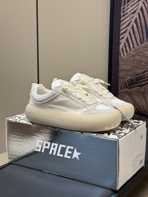 골든구스 여성 퍼포레이티드 스타 레더 스페이스-스타 큐브 GWF00807